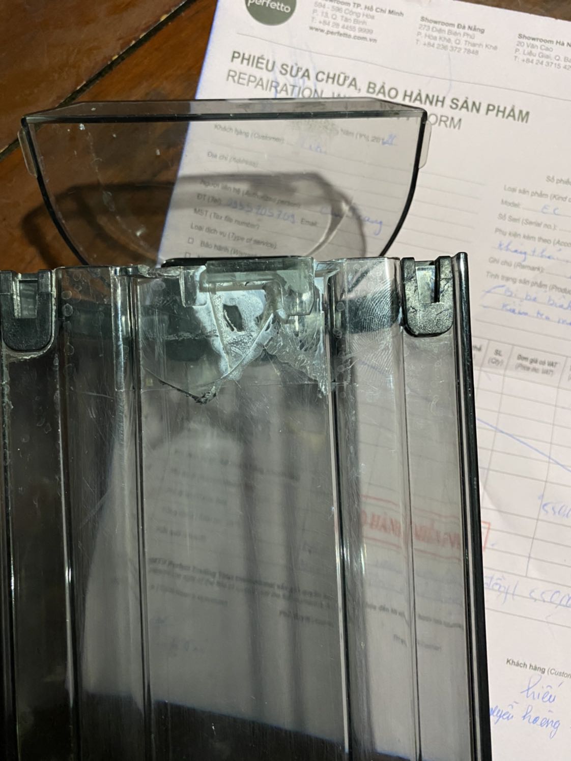 Máy mua về hư liên tục, gửi Tiki bảo hành 2 lần, lần nào cũng hư lại. Đã vậy còn bị bể trong quá trình vận chuyển, rồi bên bảo hành lấy keo 502 dán lại rất mất thẩm mỹ, gửi bảo hành thì kéo dài đến gần hết hạn bảo hành mới gửi lại cho khách, gửi lại xài 1 tuần hư tiếp....