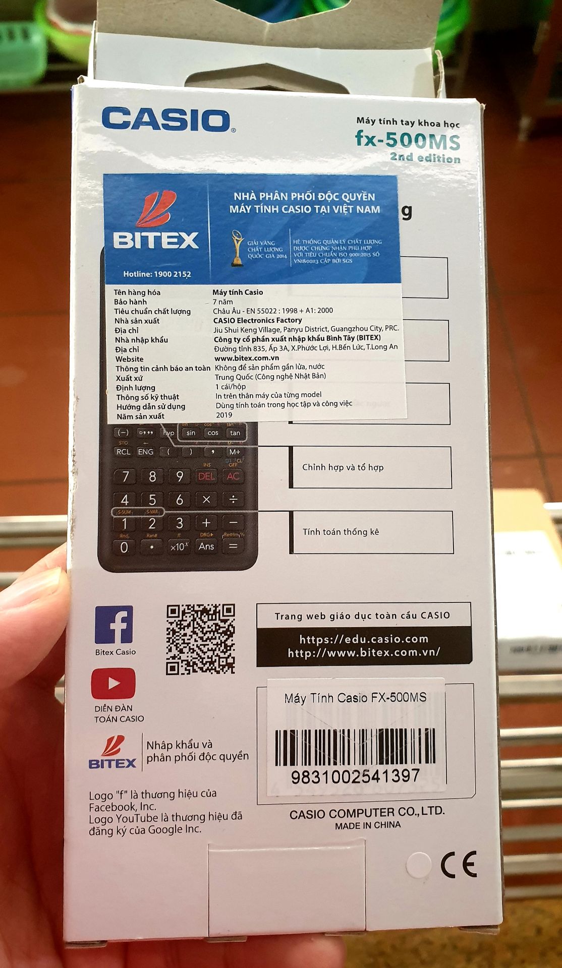 1 lần nữa bất ngờ về tốc độ giao hàng của tiki, mặc dù giao đi tỉnh, chưa đầy 24h nhận luôn.
Có điều, hộp đóng gói ghi hàng dễ vỡ, nhưng bên trong không được bọc chèn xốp hay nilon hơi chống sốc, rỗng không, hộp máy tính lọc xọc bên trong, nên không hiểu sẽ chống va đập kiểu gì nếu rơi.
Điều thứ 2, khi lấy hộp ra, rõ ràng hộp đã bị bóc, không còn nguyên tem, mặc dù có thể tạm hiểu là bị bóc ra để dán tem nhà phân phối. Tuy nhiên đánh giá đây là cách làm rất rất cổ và không chuyên nghiệp. Hãy học các bạn doanh nghiệp nước ngoài, hàng mua nguyên đai xuất từ nhà máy, họ quản lý theo mã vạch hoặc barcode. Ít ra khi bóc hàng dán tem, nên bỏ vào tờ giấy thông báo và xin lỗi khách hàng về sự bất tiện.
Đánh giá tiki 5 sao, NPP 4 sao, tổng vẫn để 5 sao.