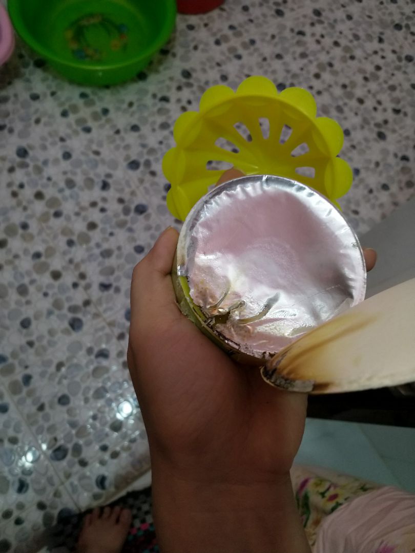 hàng mới khui ra đã lỗi và cũ. mùi thơm thì tạm ko thơm lắm