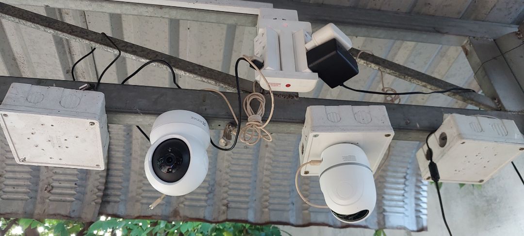 những mẫu đời sau này được nâng cấp cái loa , nghe báo phê luôn , mặc dù mic thu xa hơi rè tí nhưng vẫn là sản phẩm đáng lựa chọn , mặc dù dạo này hãng Ezviz có phần tăng giá , nhưng bù lại ổn định và ngon , hơn các hãng camera khác