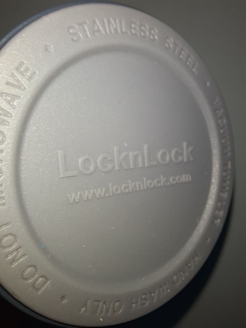 Sản phẩm đẹp, tổng thể thiết kế rất ưng.
Mình mua màu sơn xanh navy nhám, trọng lượng cầm khá chắc tay. Tay cầm dày và chắc chắn, có lớp chống va chạm vào thân ly tránh trầy xước. Đế chống ồn và chống trượt để khá chắc chắn.
Hộp sản phẩm có tờ HDSD (tiếng Hàn, Anh, Trung), đáy hộp có HDSD tiếng Việt và thông tin xuất xứ, nhập khẩu khá rõ ràng.
Là một sản phẩm rất đáng mua trong các đợt giảm giá của Tiki trading.