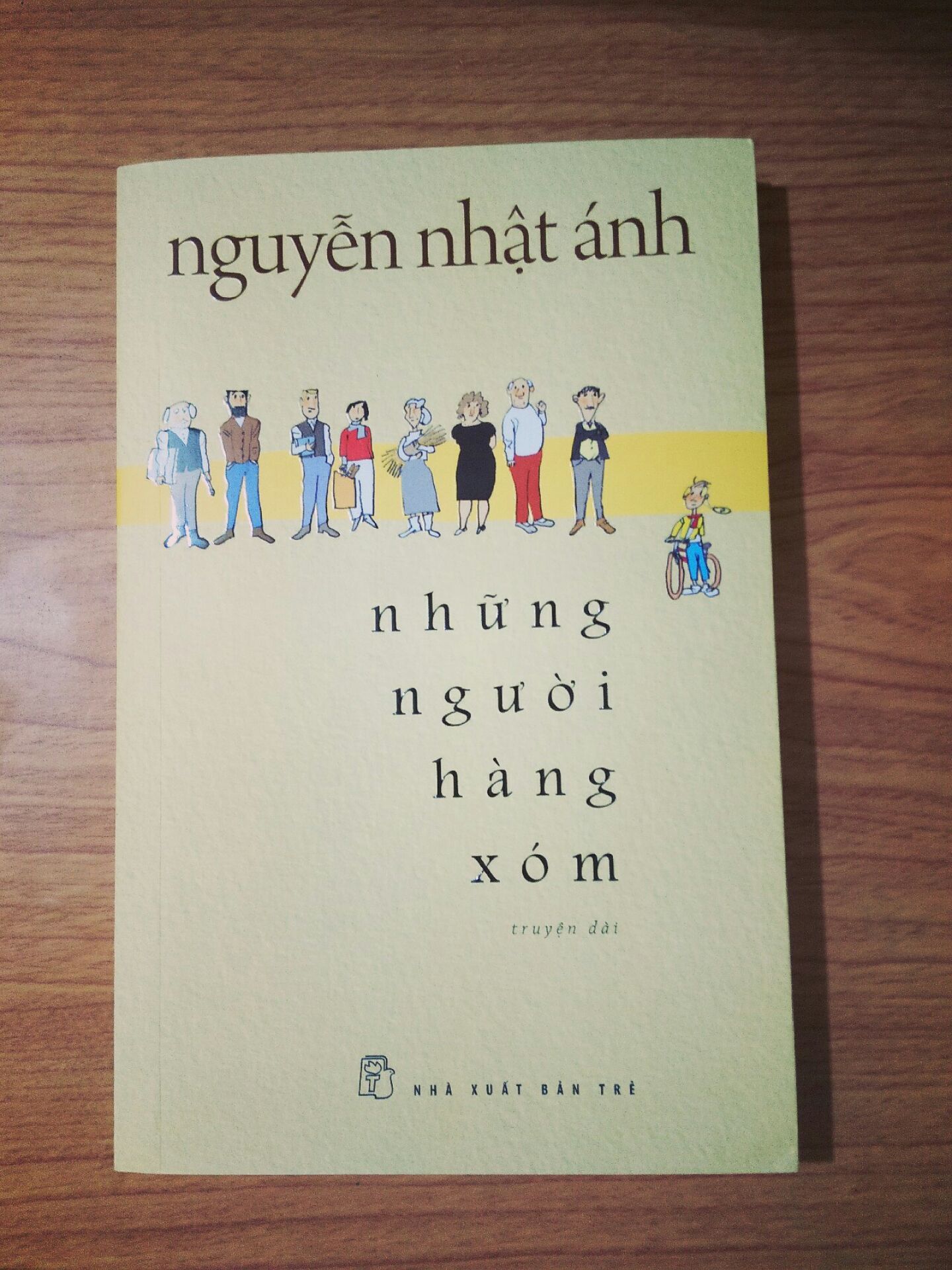 Những gì mình cảm nhận sau khi đọc cuốn sách Những người hàng xóm của bác Ánh:
+ Nếu bạn muốn đọc một cuốn sách với lối kể nhẹ nhàng, dễ hiểu thì nó hoàn toàn giành cho bạn. Khi đọc mình như được đi du lịch đến nước Bỉ, biết thêm nhiều thành phố của Bỉ cũng như hiểu thêm nền văn hóa, con người, ẩm thực nơi đây qua lối hành văn mộc mạc, khôi hài của bác Ánh.
+'Đẹp' là một từ mà mình dùng để nói về hình thức bên ngoài lẫn nội dung bên trong của cuốn sách. Khi đọc bạn sẽ cảm nhận đượcvẻ đẹp trong trẻo toát lên trong từng câu chữ, mình có thể tưởng tượng được những khung cảnh trong cuốn sách: từ bãi cỏ xanh đến quảng trường cổ kính của thành phố Hannut.
Tóm lại nếu bạn cần một cuốn sách giúp bạn thư giãn, mở ra một thế giới yên bình và đẹp đẽ đến lạ thường thì hãy mua ngay cuốn sách này. Những gì mình cảm nhận sau khi đọc cuốn sách Những người hàng xóm của bác Ánh:
+ Nếu bạn muốn đọc một cuốn sách với lối kể nhẹ nhàng, dễ hiểu thì nó hoàn toàn giành cho bạn. Khi đọc mình như được đi du lịch đến nước Bỉ, biết thêm nhiều thành phố của Bỉ cũng như hiểu thêm nền văn hóa, con người, ẩm thực nơi đây qua lối hành văn mộc mạc, khôi hài của bác Ánh.
+'Đẹp' là một từ mà mình dùng để nói về hình thức bên ngoài lẫn nội dung bên trong của cuốn sách. Khi đọc bạn sẽ cảm nhận đượcvẻ đẹp trong trẻo toát lên trong từng câu chữ, mình có thể tưởng tượng được những khung cảnh trong cuốn sách: từ bãi cỏ xanh đến quảng trường cổ kính của thành phố Hannut.
Tóm lại nếu bạn cần một cuốn sách giúp bạn thư giãn, mở ra một thế giới yên bình và đẹp đẽ đến lạ thường thì hãy mua ngay cuốn sách này.