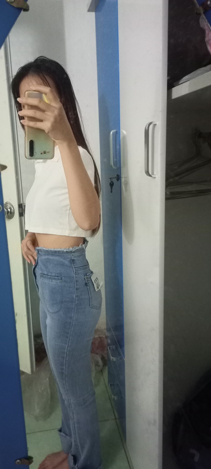 chuẩn bị và giao hàng quá nhanh, hôm nay shipper gọi mà bất ngờ luôn. chất vải cực kỳ đẹp, mặc vào rất thoải mái. mình m59-47kg mặc size M hơi dài nhưng không sao, rất ưng cái bụng luôn