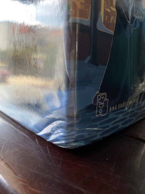 Một trong những lý do mình không thích mua hàng trên Tiki là đóng gói cực ẩu. Đối với boxset các bạn đóng gói phải bảo vệ các góc vì boxset cực kỳ dễ bị hỏng, móp, méo góc. Boxset Harry Potter này khá đắt nên mình rất bức xúc.