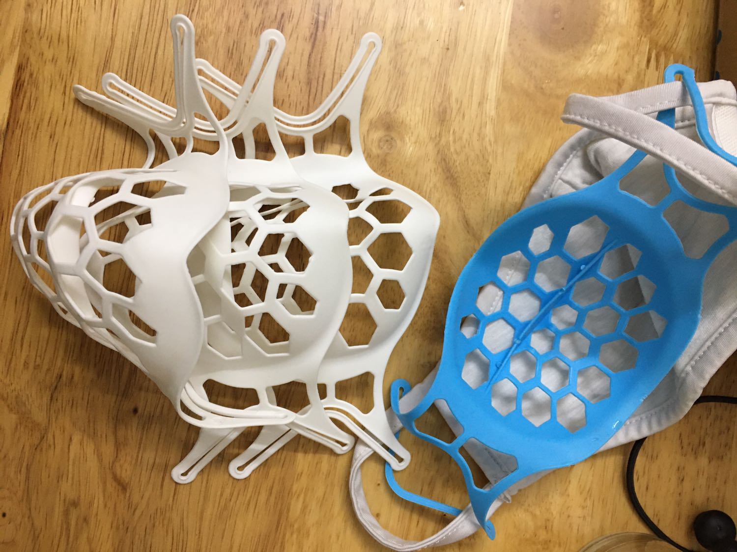 thật sự thì các dạng hàng này bình thường thui, săn flash sale và free ship mua về để dùng tạm cũng được, đỡ và hạn chế lem bẩn khẩu trang được phần nào, tuy nhiên vẫn phải rửa vệ sinh sạch thì dùng mới an tâm đc. Ncl tạm tạm vậy thui