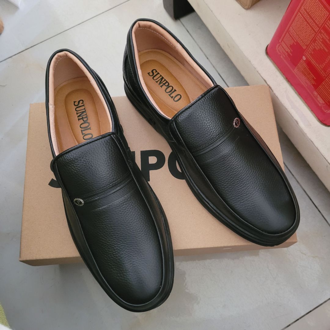 Giày quá đẹp, hoàn thiện, chất da dầy dặn, đi êm và đế không kêu lộp cộp. Rất hài lòng về chất lượng sản phẩm và dịch vụ đóng gói cẩn thận từ Shop.