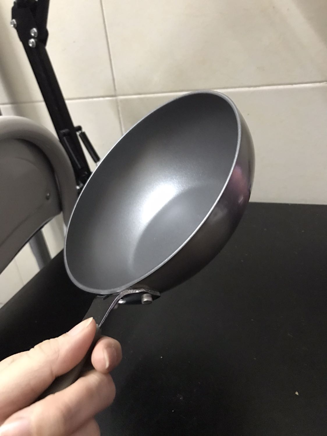 Nhận được chảo cảm nhận đầu tiên là quá ưng cái bụng, chảo nhỏ xinh, xịn xò rất đáng tiền, dùng opla trứng thì hết ý. Túm lại là nên mua nhé mọi người. Nhân tiện cũng gửi lời cám ơn đến bạn shipper thân thiện, dễ thương của Tiki đã không ngại khó mà ship lại hàng vào buổi tuối giúp mình. 🙂