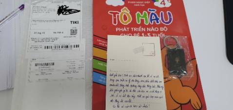 Đặt combo 3 cuốn Tam Thể thì nhận được quyển tô màu cùng phiếu xin lỗi nhầm giá. Các bạn nhầm sao k gọi báo hoặc nhắn trên app, mà tự động thay bằng cuốn tô màu. Tôi đã trả 65k cho 1 thứ trời ơi tôi hoàn toàn không cần. Nhà sách lớn mà xử lý quá tệ.