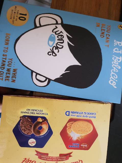 Sách đẹp lắm luôn. Bìa sách sờ rất là thích. Còn được tặng cả bánh Sách đẹp lắm luôn. Bìa sách sờ rất là thích. Còn được tặng cả bánh