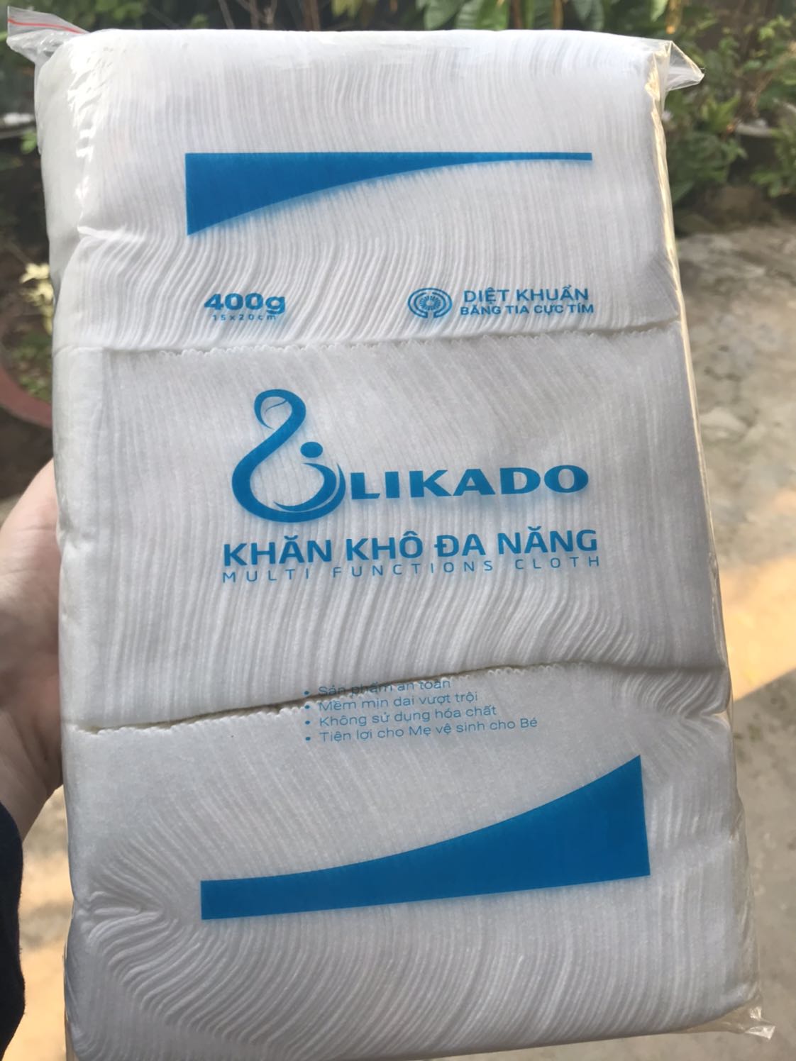 Mình thấy chủ shop để kiểu mới và kiểu cũ, mình cứ tưởng kiểu cũ là gấp đôi dạng rút như khăn ướt, còn kiểu mới là gấp 4 xếp 3 hàng từng tờ rơi. Nên mình chọn kiểu cũ( vì lúc trước mình cũng mua tiki mà shop khác loại gấp đôi) ai dè khi nhận là dạng kiểu gấp 4 xếp 3 hàng từng tờ rơi. Mình vẫn thích kiểu gấp đôi. Vì kiểu gấp đôi dạng rút như khăn ướt dễ hơn dạng kiểu gấp 4 xếp 3 hàng