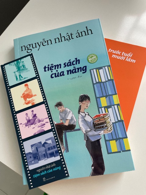 cuốn nì ấn tượng đầu tiên là thiết kế ạ =))) khác nhiều so với những tác phẩm trước của bác Ánh. chỉn chu, đẹppp 🎀 bookmark đi kèm xinh iu nhắm. mà cuốn của mình hong có chữ kí tác giả như mí cuốn của mng mua òyyy