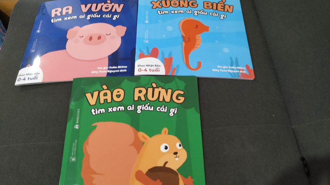 Bộ ehon song ngữ này của Wabooks vừa xuất bản là mình phải mua liền cho bé. Ý tưởng khá là hay. Với bé nhỏ chưa tìm được đồ vật thì giới thiệu con vật cho bé.
