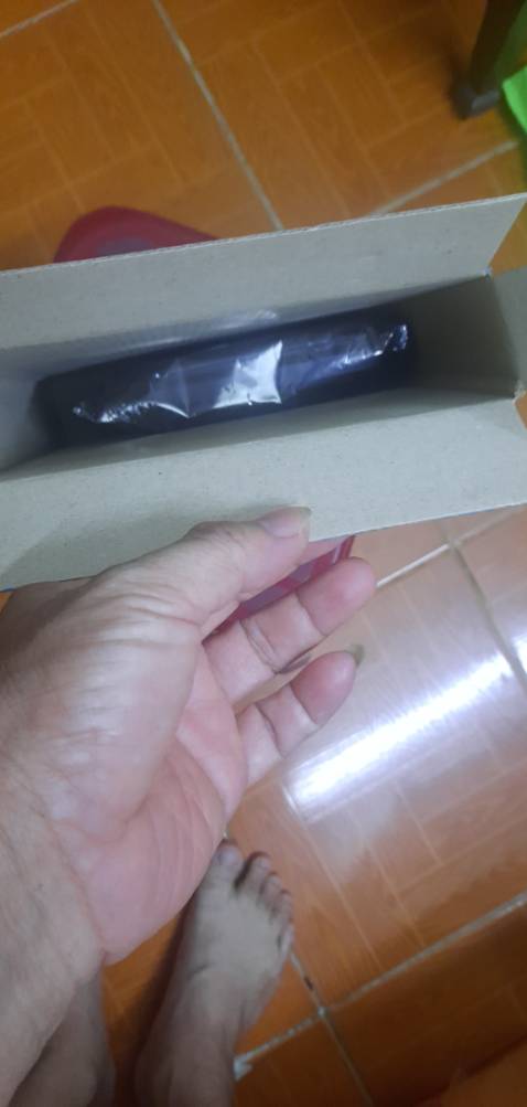 1/.Hàng giao chậm hơn 2 ngày không nói. Gặp nhân viên CSKH của Tiki :
2/.Đã dặn nhân viên CSKH của Tiki nên nhắc bộ phận giao hàng đóng gói kỹ vì nghe nhiều khách hàng feedback rằng Tiki đóng hàng rất cẩu thả - cũng nghỉ khi có phản hồi không tốt vậy Tiki sẽ làm việc nội bộ chấn chỉnh lại, ai dè. HDD là bộ phận rất nhạy cảm với chấn động và sốc vậy mà khi nhận hàng ngoài vỏ hộp giấy mỏng ra không hề có một giấy đệm hay bao bóng để chống sốc, hộp cầm trên tay còn nghe ổ cứng bên trong lắc nghe cụp cụp. Không biết Tiki nghĩ như thế nào mà phục vụ khách hàng như vậy. Hay mục đích là bán được hàng là xong ?  Thất vọng với Tiki quá.
3/.Các bạn nếu mua hàng điện tử cần kỷ lưỡng, chống sốc thì nhớ không nên chọn Tiki Trading nhé.