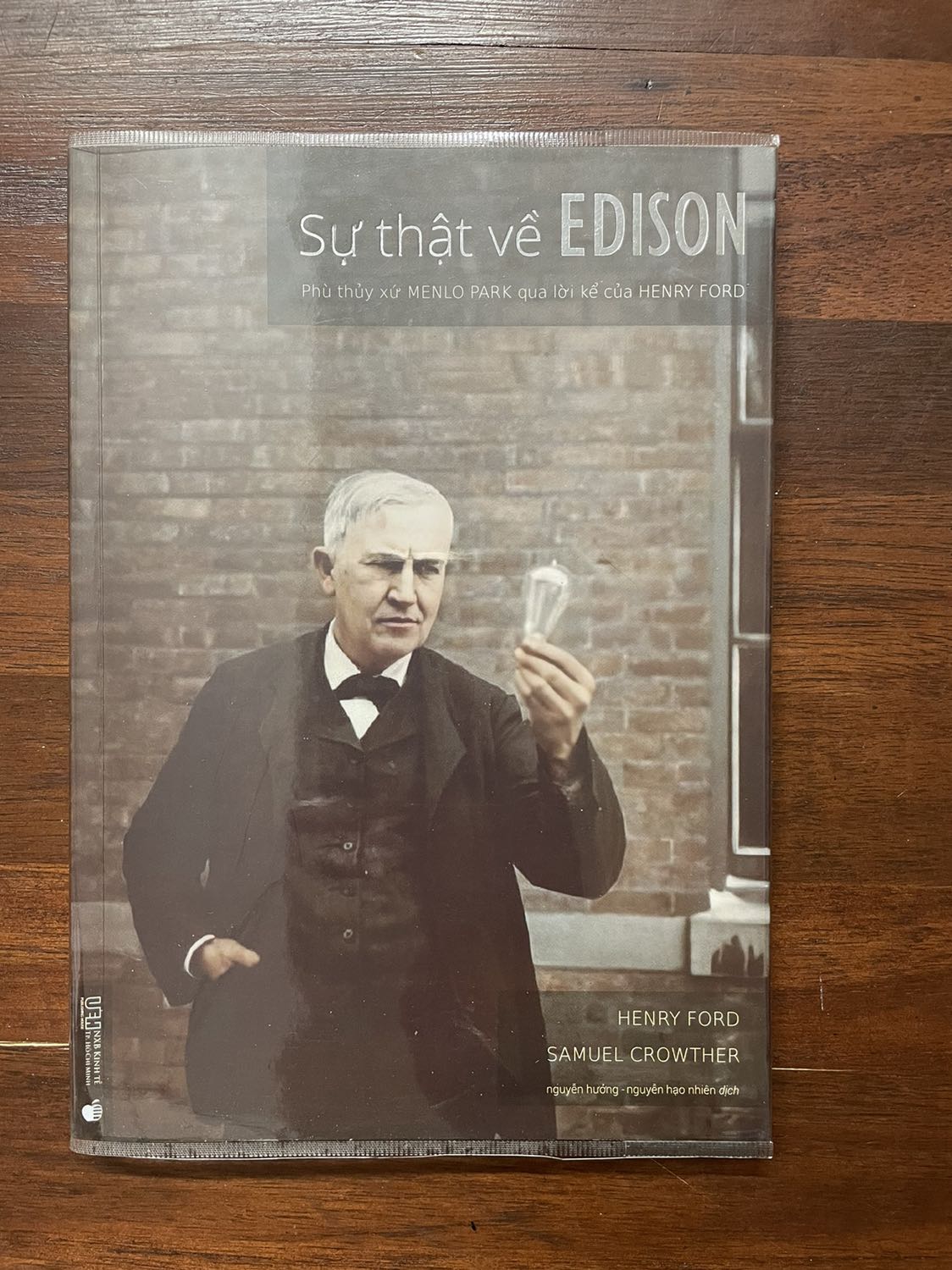 Cuốn sách này chỉ dừng ở mức bình thường
Như thường lệ của các sách có xu hướng khích lệ con người qua những nhân vật nổi tiếng, ta thấy một con người làm việc chăm chỉ và đam mê với công việc một cách đáng kinh ngạc. Điều này hiển nhiên là một lẽ tất nhiên của cuộc sống nhưng nó cũng mang lại sự mệt mỏi nặng nề lên bản thân của người lao động.
Một số thông tin trong cuốn sách này khá hay ho như tầm nhìn của Edison trong việc phát triển hệ thống cung cấp điện và thiết bị điện. 
Tuy nhiên về căn bản cuốn sách không gây hứng thú quá nhiều cho bản thân mình. Hơi tiếc cho Ecoblader khi xuất bản cuốn này, dù hãng sách này thường cho ra những tác phẩm dễ đọc và hay.