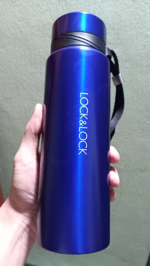 Uống 2 ngày mới hết đá. Giữ nhiệt nóng hay lạnh rất tốt, bình800ml vừa ta cầm.