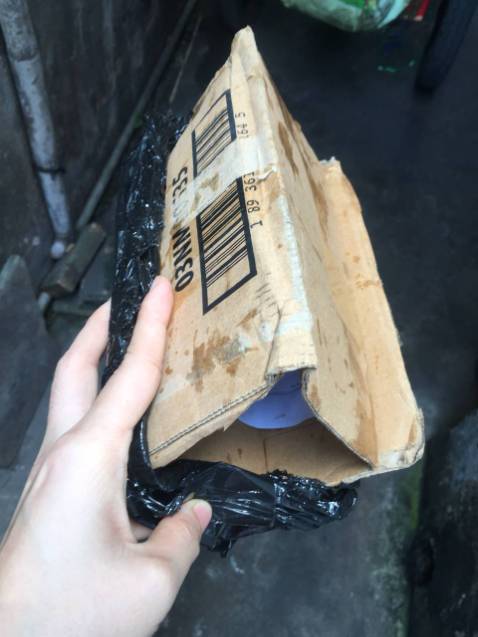 Vừa nhận được hàng mà cảm thấy không hài lòng về khâu đóng gói của cửa hàng. Sản phẩm đóng gói quá là sơ xài. Dù biết bán hàng trên tiki được kiểm duyệt rất kĩ nhưng vì khâu đóng gói không tốt mà dẫn đến người mua lo lắng về chất lượng bên trong của sản phẩm.