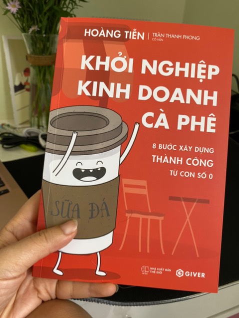 Tiki dạo này giao khá nhanh.
Sách nhìn qua đã thích: Bìa đẹp giấy đẹp, bố cục nội dung rõ ràng, bao gồm hầu như tất cả các vấn đề của việc khởi nghiệp kinh doanh cà phê. Chắc chắn sách sẽ rất thú vị và hữu ích cho những ai đang nhăm nhe mở một quán cà phê cho riêng mình. 
Và tác giả Hoàng Tiễn cũng là một nhân vật rất thú vị. Tiki dạo này giao khá nhanh.
Sách nhìn qua đã thích: Bìa đẹp giấy đẹp, bố cục nội dung rõ ràng, bao gồm hầu như tất cả các vấn đề của việc khởi nghiệp kinh doanh cà phê. Chắc chắn sách sẽ rất thú vị và hữu ích cho những ai đang nhăm nhe mở một quán cà phê cho riêng mình. 
Và tác giả Hoàng Tiễn cũng là một nhân vật rất thú vị.