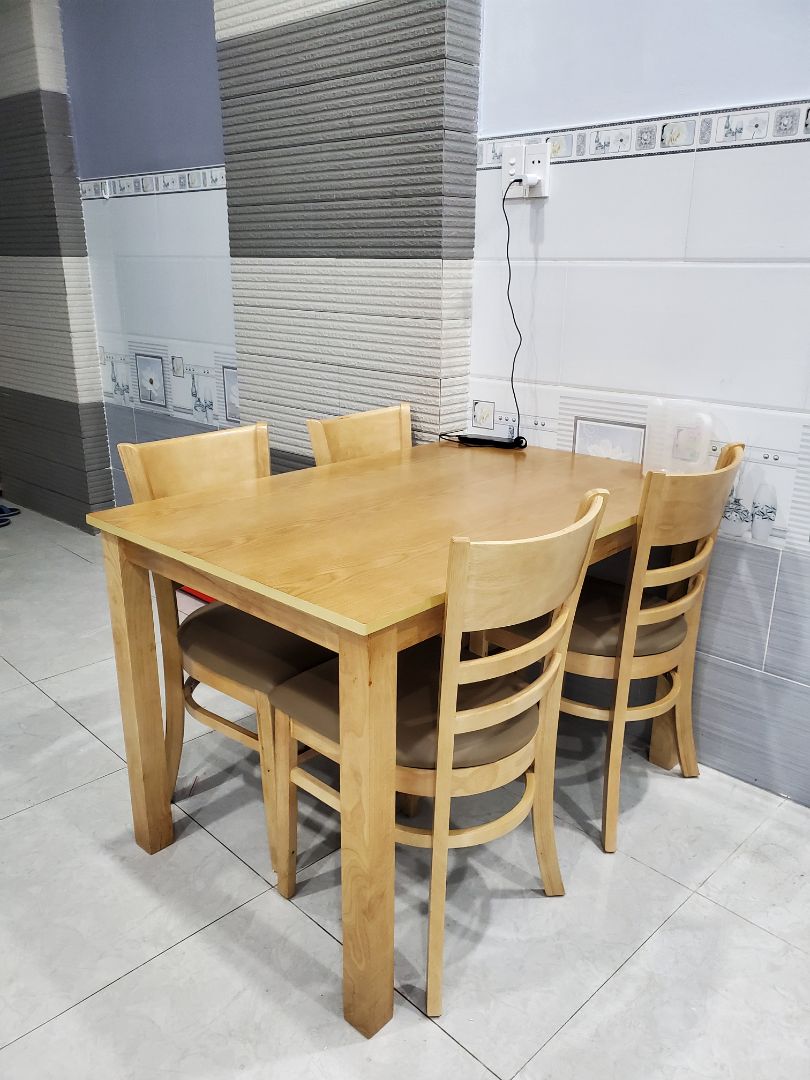 Giá tốt. Anh shipper nhiệt tình. Giao đầy đủ không trầy cấn móp gì. Bàn ghế được bọc rất kỹ.