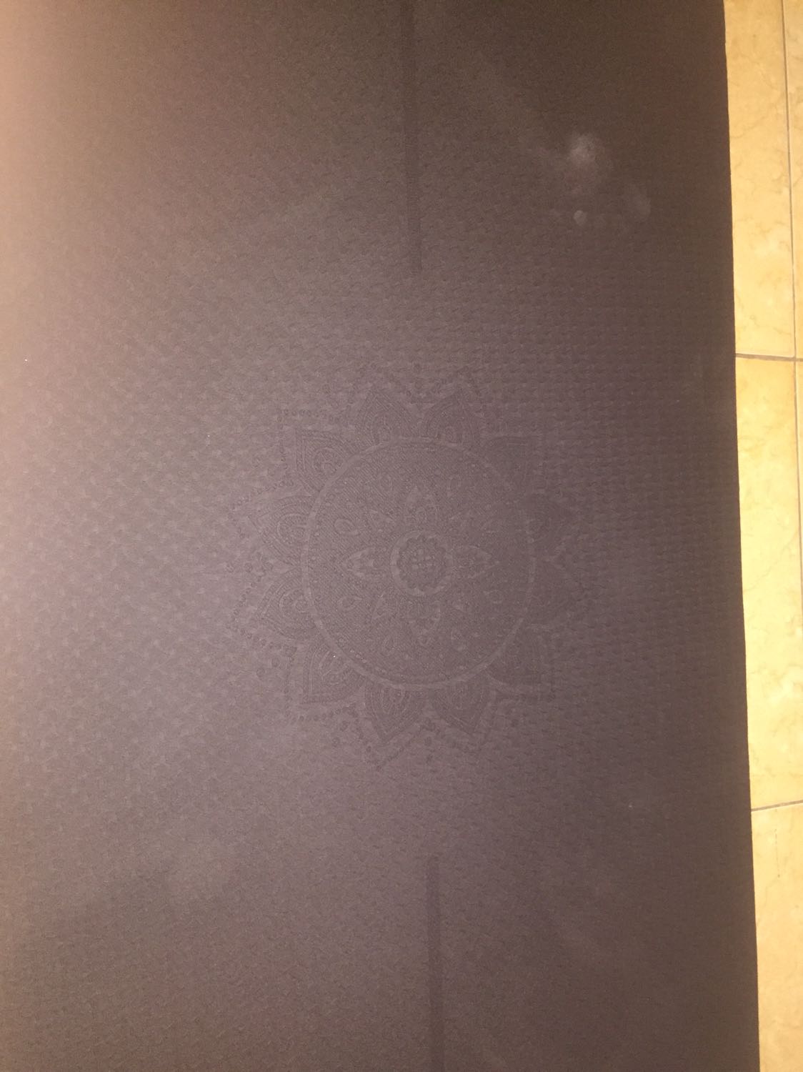 Hôm qua đặt hàng mà hôm sau nhận được luôn, hàng được bảo quản kỹ, giao đủ hàng, siêu nhanh, mk hài lòng với khâu vận chuyển. Còn về sp thì như trong hình có thể thấy thảm định tuyến bị thiếu mất đường 45 độ, thiểu hẳn cả cái đường đấy :,). Mọi thứ đều ổn chỉ trừ vc thiếu đường 45, nếu được hoàn hàng thì mk sẵn sàng vote 5 sao