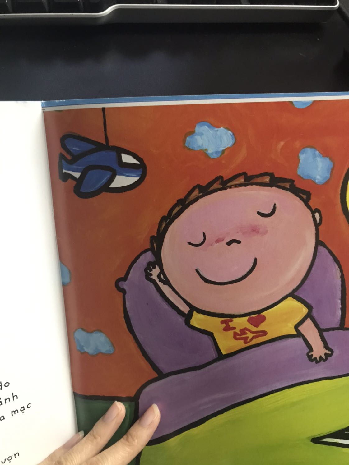 Mua đến quyển sách thứ 2 cũng bị như vậy. Trang ngắn, trang dài, bột giấy rất nhiều. Khó mà ủng hộ tiếp.