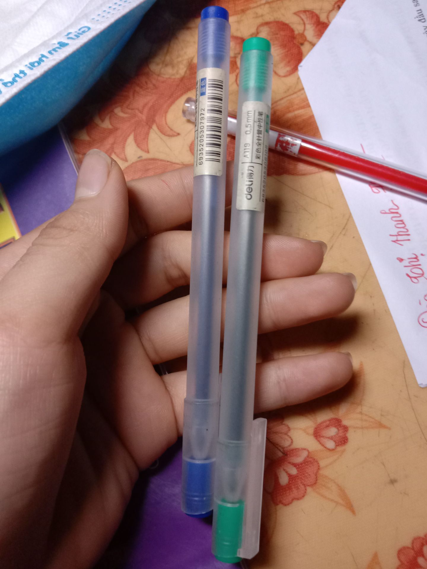 mực trơn viết mượt ...rất ưng mỗi tội viết nhiề u nên nhanh hết qué ...😂 cây xanh nước biển trơn hơn ...