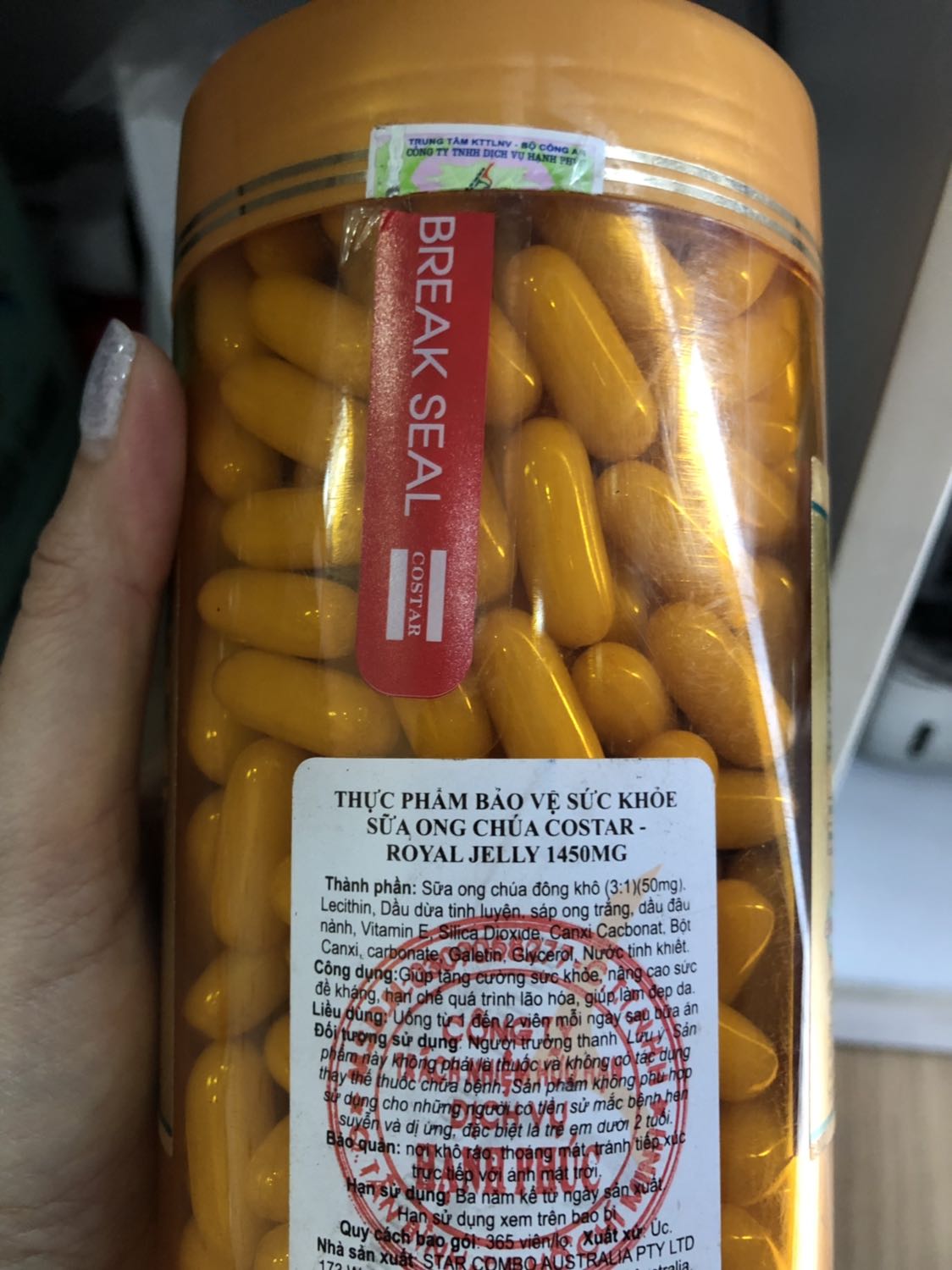 Đặt hàng giao nhanh! Giao đúng giờ nhưng khui thùng ra hàng không còn nguyên tem? Đã bị mở hộp rồi! Gọi tổng đài không ai bắt máy!!! Lần đầu tiên nhận hàng từ Tiki trading mà tệ như vậy đó! Đề nghị Tiki giải thích việc này! Tôi muốn được đổi sản phẩm khác còn nguyên tem.