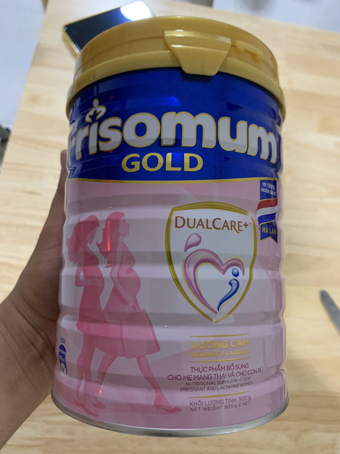 Giao đúng hàng, date còn dài nên an tâm. 
Mình đặt friso gold mà cái hộp là ensure gold. Gọi lên cs Tiki các kiểu, khui ra mới thấy là bên trong Friso Gold.
Anw, hàng ok