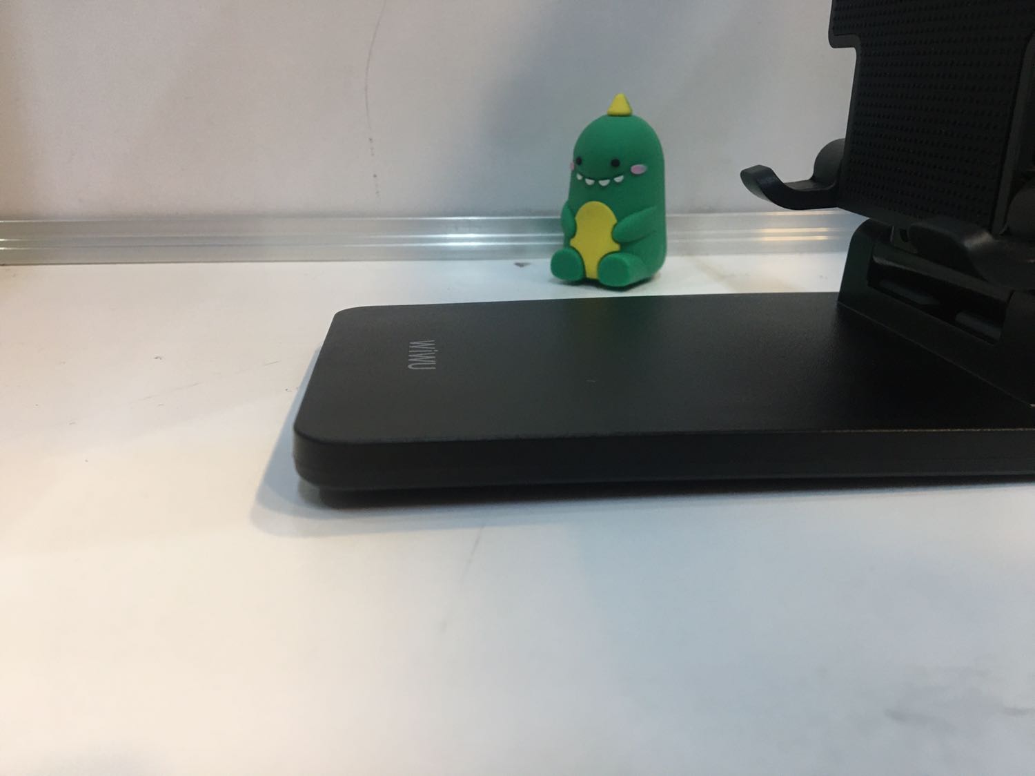 Shop giao 1 món hàng mà bị vênh phần đế lẫn phần mặt tiếp xúc với thiết bị vầy sao chấp nhận được? Các bạn có kiểm tra trước khi giao không?