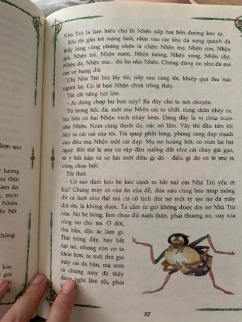 Phong cách viết phù hợp với ngày xưa nhưng so với bây giờ mình thấy bị chõi, nhất là các gia đình trẻ hiện đại có con cái làm quen với văn hoá tây phương thì đọc sách này ko hiểu gì vì từ ngữ rất "kiếm hiệp", khi mình đọc cho con mình phải tóm tắt nội dung và thay đổi từ ngữ cho dễ hiểu và con mình cũng khá sốc khi mở đầu truyện đã có nhân vật chết oan chỉ vì chú dế Mèn (bé 6t) Mặc dù tựa sách nghe rất hấp dẫn cho trẻ nhỏ, cá nhân mình thấy sách này người lớn đọc hợp hơn hoặc dành cho trẻ 9+ với vốn tiếng Việt phong phú.
Bên cạnh đó thì minh hoạ tuyệt vời, lý do mình mua sách vì minh hoạ là chính.