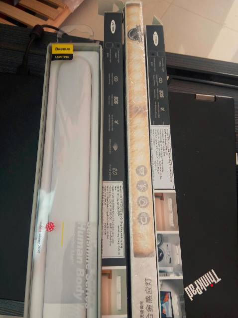 . Đánh giá về chất lượng sản phẩm: 
Mình dùng 2 hãng đèn là Spevi (vàng và trắng ) và Baseus (vàng 4k) , Với hãng Spevi mình đùng đèn 20cm (vàng) và đèn 30cm (trắng và vàng ) , với Baseus mình dùng đèn sáng vàng 4k mình khá cảm tình với Baseus vì mình dùng đế và cục sạc từ hãng này nên cảm thấy ổn TUY NHIÊN đèn Baseus (như hình) khiến mình khá thất vọng so với Spevi . Tất cả sản phẩm mình đều mua trên Tiki . 

Về Giá Thành : Baseus mắc hơn Spevi  (1+ cho Spevi)
Về Độ Sáng : Basesus mình dùng là màu vàng 4k màu ấm nhưng không quá sáng , dòng Spevi lợi thế hơn vì đèn sáng hơn và có thê tùy chỉnh độ sáng được . Nói thêm 1 chút Dòng Spevi thì mình dùng cả 2 màu vàng và trắng , thì màu vàng lại sáng hơn màu trắng cùng dòng Spevi  (1+ cho Spevi) 

Về Cảm Biến : Một lần nữa Spevi làm tốt hơn Baseus , Spevi cho thấy cảm biến nhạy hơn Baseus , mình đến gần đèn Baseus nhiều khi đèn cũng không sáng ( phải đi ngang qua cảm biến ) còn Spevi thì cảm biến rộng hơn ( một bài test nữa là đèn 30cm của Spevi cho cảm biến nhạy hơn 20cm cùng hãng ) . Đèn Spevi khi sáng cũng sáng từ từ rồi mới sáng thật tạo độ mượt khi cảm biến, còn Baseus thì khi cảm biến thì đèn sẽ sáng luôn không có hiệu ứng mượt như Spevi ( 1 điểm nữa cho Spevi )

Về tính năng : Đèn Baseus và Spevi có chung tính năng là sáng liên tục , tắt sáng , auto ( cảm biến chuyển động ) , tuy nhiên Spevi có thể chỉnh độ sáng và tính năng cầu cứu ( đèn chớp tắt liên tục không ngừng ) . Điểm cộng cho Spevi 

Về dung lượng pin : Đèn Spevi 20cm sẽ có pin thấp hơn Spevi 30cm , và Baseus có dung lượng pin cao hơn . Tuy nhiên chưa thể đánh giá chính xác do Spevi có thể tùy chỉnh độ sáng cao nên dễ tốn pin hơn , về thời gian sạc thì cả hai không thua kém bao nhiêu . ( 1 điểm cộng cho Baseus) 

Về đế dán tường : cả 2 đèn đều dùng đế dán tường và sử dụng nam châm để dính vào đế dán tường , cả 2 đều bị 1 điềm trừ là đế dán không chắc và mình từng rớt cả 2 đế nam châm , may là đèn không vỡ . Lưu ý nên tháo lớp nam châm ở đế ra và dán lại bằng keo dán 3M hoặc keo 2 mặt đặc biệt cho an toàn .

Về Thiết kế bên ngoài : Baseus làm tốt mặt này hơn Spevi , nhìn Baseus cũng sẽ thấy nó to hơn , cầm chắc tay hơn , nặng hơn so với Spevi ( nhẹ tênh ) , hộp box của Baseus cũng cứng cáp hơn so với Spevi . Về mặt này thì Baseus làm tốt hơn ( những sản phẩm khác của Baseus về hình thức mình thấy cũng khá đẹp ) , nút điều chính sáng/off/auto cũng làm tốt hơn Spevi ( Spevi chỉ có 1 nút ) .  Điểm cộng cho Baseus
 
	
. Đánh giá về chất lượng dịch vụ (giao hàng, đóng gói,...) : Mình đánh giá cao về Tiki , khi mà cái đèn Spevi của mình khá nhỏ nhưng Tiki đóng gói rất cẩn thận , cuộn mấy lớp giấy luôn ( rất ưng ý vì dù sao đây cũng là hàng dễ vỡ ) , về shipper thì mình chưa thấy có vần đế gì , giao hàng nhanh và rất lịch sự . Shipper khu vực mình thường hay nói cám ơn khi khách nhận hàng ( mong nhưng nơi khác cũng y như vậy ) . Còn một vấn đề khác là  , không biết do mình hay phàn nàn về vấn đề đơn hàng Tiki Now bị "đá" sang thời gian khác nhưng không thông báo hay không ? Thì mấy đơn hàng gần đây mình đều nhận được cuộc gọi từ Shipper khi đơn mình không giao đúng như dự kiến  , một điểm đáng ghi nhận từ Tiki Now và Tiki .

. Trải nghiệm thực tế của bạn với sản phẩm:  Nhưng phần đánh giá trên , đèn thích hợp để gắn cầu thang hay để làm đèn tủ ( đóng ra đóng vào ) hay nhà WC , không thích hợp làm đèn ngủ vì đèn ngủ phải dùng trong 1 thời gian dài ( 1 giấc ngủ tầm 7h đến 8h). Ngoài ra đèn có lợi thế nhưng là 1 đèn pin trong nhà vì tiện tháo lắp . 
Với đèn tủ thiết nghĩ bạn chỉ cần mua loại 20cm ( hoặc có tiền mua loại Baseus) .

. Chấm điểm:
Về sản phẩm: 9/10
Về dịch vụ: 10/10