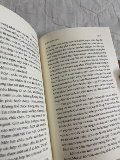 Sản phẩm tốt, chất liệu giấy tốt ,chữ in rõ nét bìa đẹp ,sách có mùi thơm rất dễ chịu , khá dầy, giao nhanh. Nên mua nha