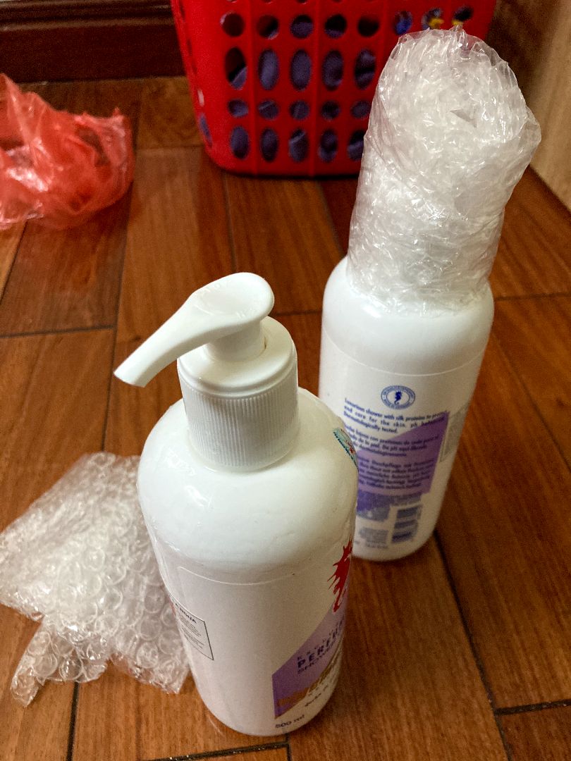 shop hơi tiết kiệm xốp nổ, đóng mỗi phần nút mở nhưng vẫn bị hở, nhận hàng thấy mùi thơm khắp nơi mở ra thấy bị chảy dính khắp thân chai, nút nhấn vòi lấy sữa tắm cũng hỏng nhấn ko ra