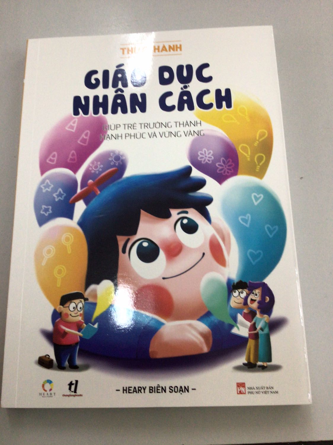 Cuốn sách in giấy bóng mịn, in đưpj, hình đẹp. Gồm nhiều bài thực hành cùng các con. Mình theo dõi *** cuẩtcs giả đã nhiều năm. Cảm ơn nhóm tác giả đã cho ra đời cuốn sách này.