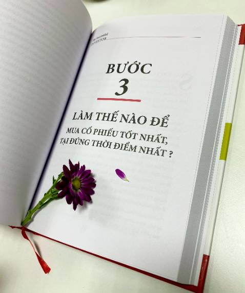 Vừa nhận sách, cảm giác đầu tiên là sách đẹp, bìa cứng, cầm rất thích tay, phối màu retro với 2 tone đỏ xanh rất xịn. Về nội dung sách, thì mình mới lướt sơ qua, tên chương nào cũng hấp dẫn hết. Hy vọng sẽ làm xanh tím danh mục của mình từ ngày mai và ngày sau sau nữa.