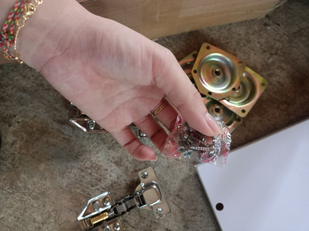 giao thiếu ốc và cục mũ để lấp ráp
hàng giao đến kính bị bể, mình chỉ yêu cầu shop giao đủ ốc để lắp ráp, gương bị bể có thể là do đơn vị vận chuyển, nhưng giao thiếu đồ là do lỗi của shop,