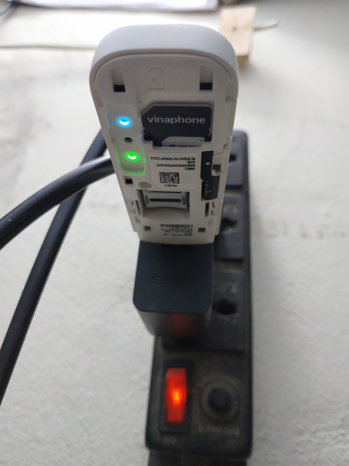 Mua về mở hộp ra không có hướng dẫn sử dụng, kêu là chính hãng ok, nhưng không phải là bản gốc mà là bản của nhà mạng telenor. Mình thử gắn sim vào thì lúc vào mạng được lúc không vào được. Thử đủ 3 loại sim của Vina, Viettel, Mobi đều bị. Thử cắm củ sạc hay sạc dự phòng vẫn vậy. Nói chung là hàng lỗi. Mọi người chỉ mình cách bảo hàng hay đổi hàng với? help me!