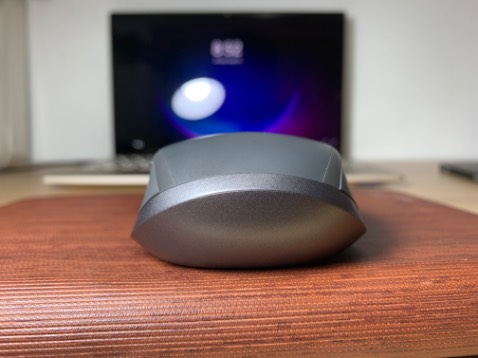 Đầu tiên là về chất lượng dịch vụ thì shop giao hàng rất là nhanh nha, hàng được bọc rất kĩ. Về trải nghiệm người dùng của dòng chuột này thì khỏi bàn rồi, chuột cảm biến rất nhạy nên là các anh em thoải mái lướt chuột bất chấp mọi bề mặt và bên cạnh đó còn có con lăn vô cực làm bằng thép mang lại trải nghiệm lướt web rất êm, mượt và cực sang chảnh. Ngoài ra thì chuột có khả năng kết nối và chuyển kết nối liên tục giữa 3 thiết bị rất mượt và ổn định, cổng sạc bằng usb-c rất thân thiện với đại đa số người dùng.