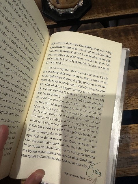 Mua sách năm 2022 nhưng giờ mình mới có dịp đọc tới. Sách in bị lỗi mấy trang cuối như hình, làm cho trải nghiệm của mình ko tốt nhưng tổng thể nội dung sách rất hay & có thể áp dụng vào đời sống tu tập hàng ngày. Mong là NSX chú ý cẩn thận hơn cho lần xuất bản sau.