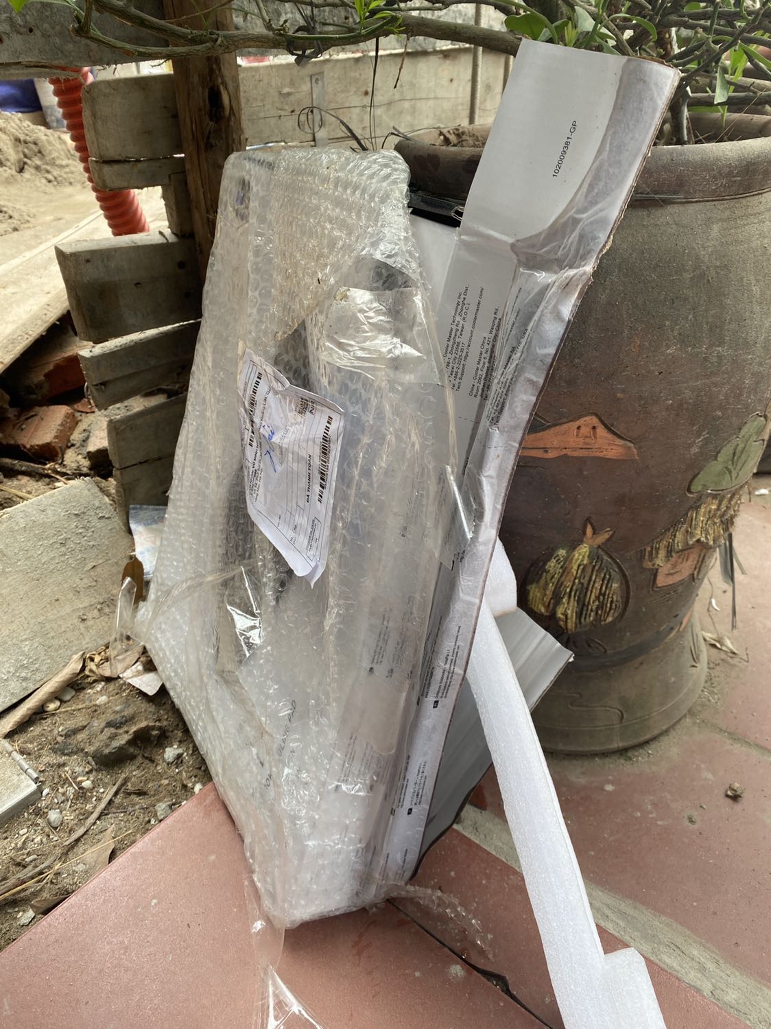 Hộp giao hàng lẫn nước giặt ướt hỏng hết hộp