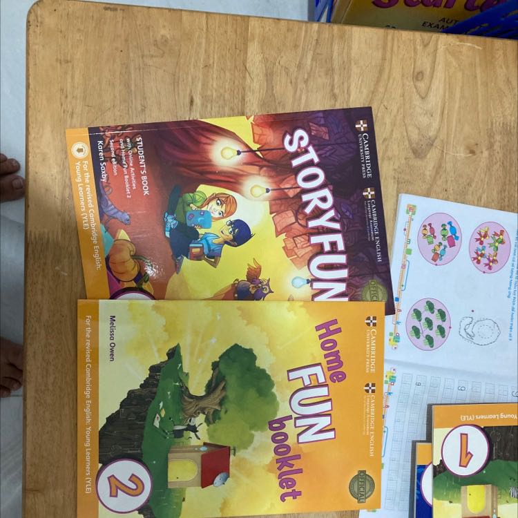 Sách đẹp bé rất thích, phù hợp dạy các bé đã rành các từ sight words rồi, nhà sách chụp hình thiếu Student book nên mình tìm sơ tưởng ko có. Bộ sách gồm 2 cuốn Student book và home work