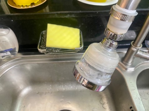 Đóng gói cẩn thận với đầy đủ phụ kiện được đóng thành từng gói riêng trong hộp.

Đầu nối tặng kèm (bên trong có nhiều size phù hợp với các kích cỡ khác nhau) giúp không cần phải tháo đầu của vòi nước khá tiện dụng.

Sản phẩm khá chắc chắn, đúng mô tả. Nên mua :)