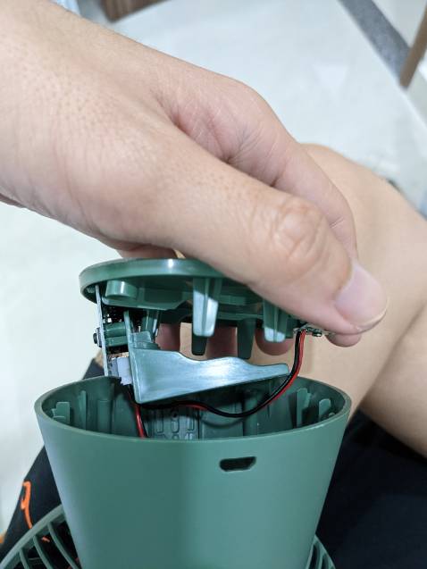 Quạt ko có pin nhe mọi người, phải xài điện trực tiếp để chạy. Cho 3 sao vì đẹp và ít ồn