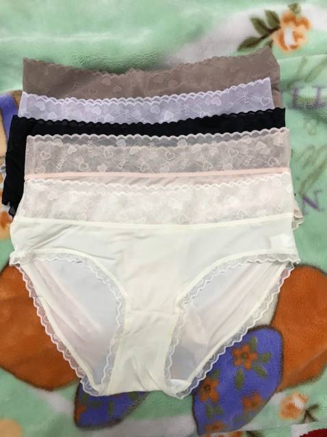 Hàng giống như mô tả.
Chất liệu lụa lạnh, cạp ren, viền ren
Màu sắc nhã nhặn
Nói chung ai thích su đúc thông hơi thì chắc chắn sẽ thích loại quần này vì nó đẳng cấp hơn