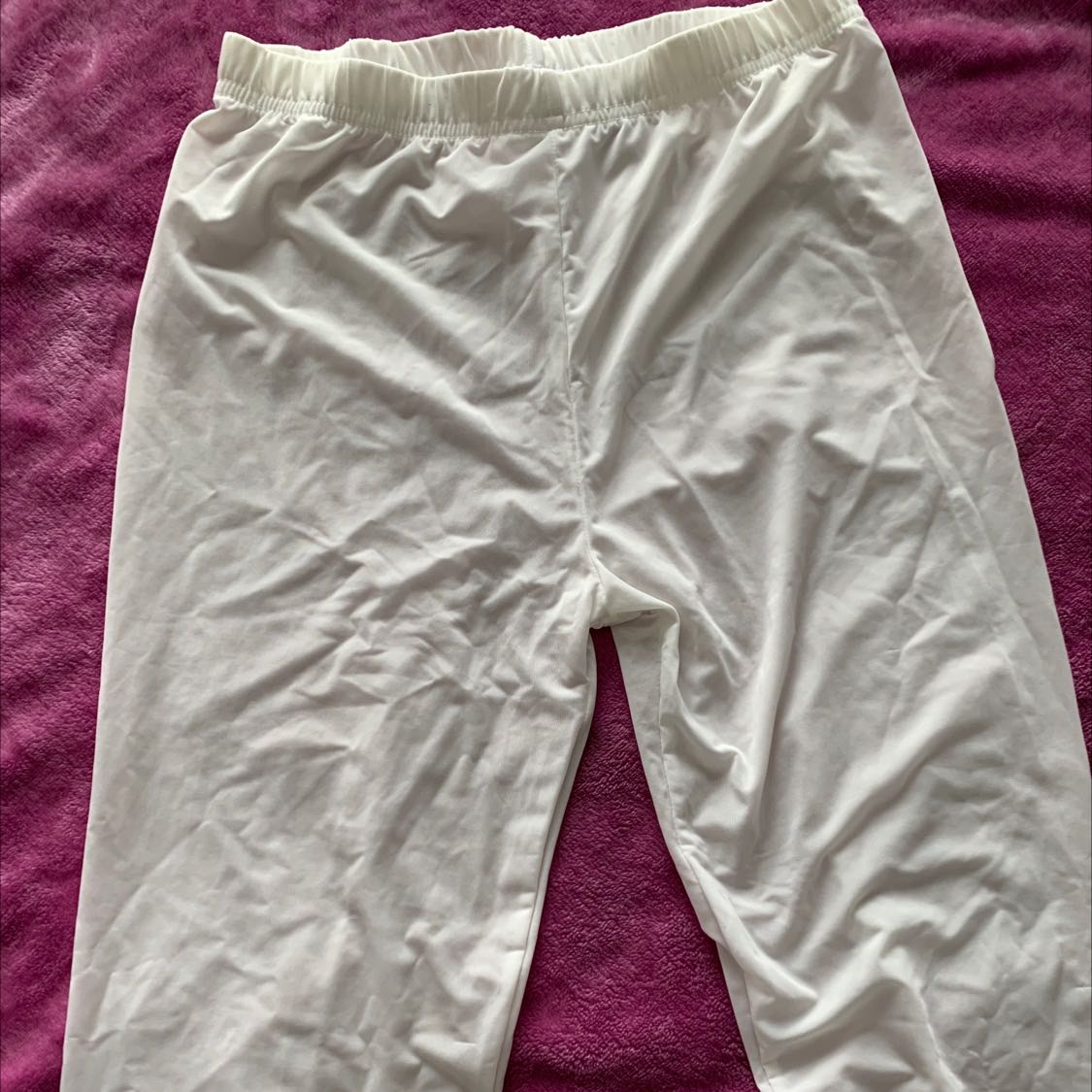 Vải mỏng quá, không biết có che nắng được không. Chưa dám thử. 
Mình chưa mặc nên hình hơi nhàu.