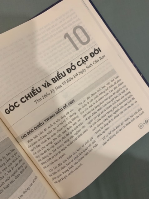Sách đẹp. Tiki giao hàng rất nhanh và chuẩn. Sách mới và lành lặn ko 1 vết xước. Giá tốt. 
Review 1 chút về sách:
Sách dc chia mục lục khá rõ ràng và dễ đọc, dễ nắm bắt kiến thức. Nhưng cá nhân mình thấy chưa đủ sâu và còn bị lược thông tin, ko đầy đủ. Cụ thể là 1 vài khái niệm như Long Thủ (True Node/ North Node) và Chiron, xuất hiện ở hầu hết các biểu đồ cung hoàng đạo thì chưa dc giải thích rõ ràng và bị lược bỏ trong hầu hết các chương có liên quan. Phần góc chiếu và biểu đồ cặp đôi còn sơ sài so với nội dung tổng thể cuốn sách. Tên gọi của 1 số cung chưa phải là tên phổ biến nhất nên hơi mất thời gian để ngồi tra cứu lại (cung Dương Cưu, Thiên Xứng, Ngư Dương... lần đầu mình dc nghe luôn, bình thường mình vẫn biết 3 cung đó là Bạch Dương, Thiên Bình, Ma Kết). Theo mình, 1 số khái niệm nên dc để bằng tiếng Việt và tiếng Anh song song để dễ tra cứu hơn là để phần từ vựng ở cuối. Và ý cuối cùng mình muốn đóng góp chi tác giả/ nhà in cuốn sách, là nên in tên tiếng Việt + Tiếng Anh + biểu tượng của các cung hoàng đạo lên trên bookmark để người đọc tiện tra cứu, nhất là khi các biểu đồ cung hoàng đạo hiện nay chỉ hiển thị biểu tượng của các cung chứ ko hiển thị chữ. Cảm ơn tác giả, dịch giả, nhà xuất bản, Tiki và bên giao hàng vì cuốn sách đã giúp mình tổng hợp dc khá nhiều kiến thức tổng quan về chiêm tinh học. Review của mình sẽ dành cho nội dung cuốn sách nhé.