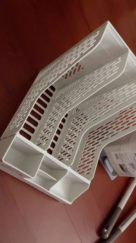 Giống kệ deli của TQ ở cty mình . Được cái kệ này của VN giá rẻ hơn , nhựa cứng cáp rất thích nha