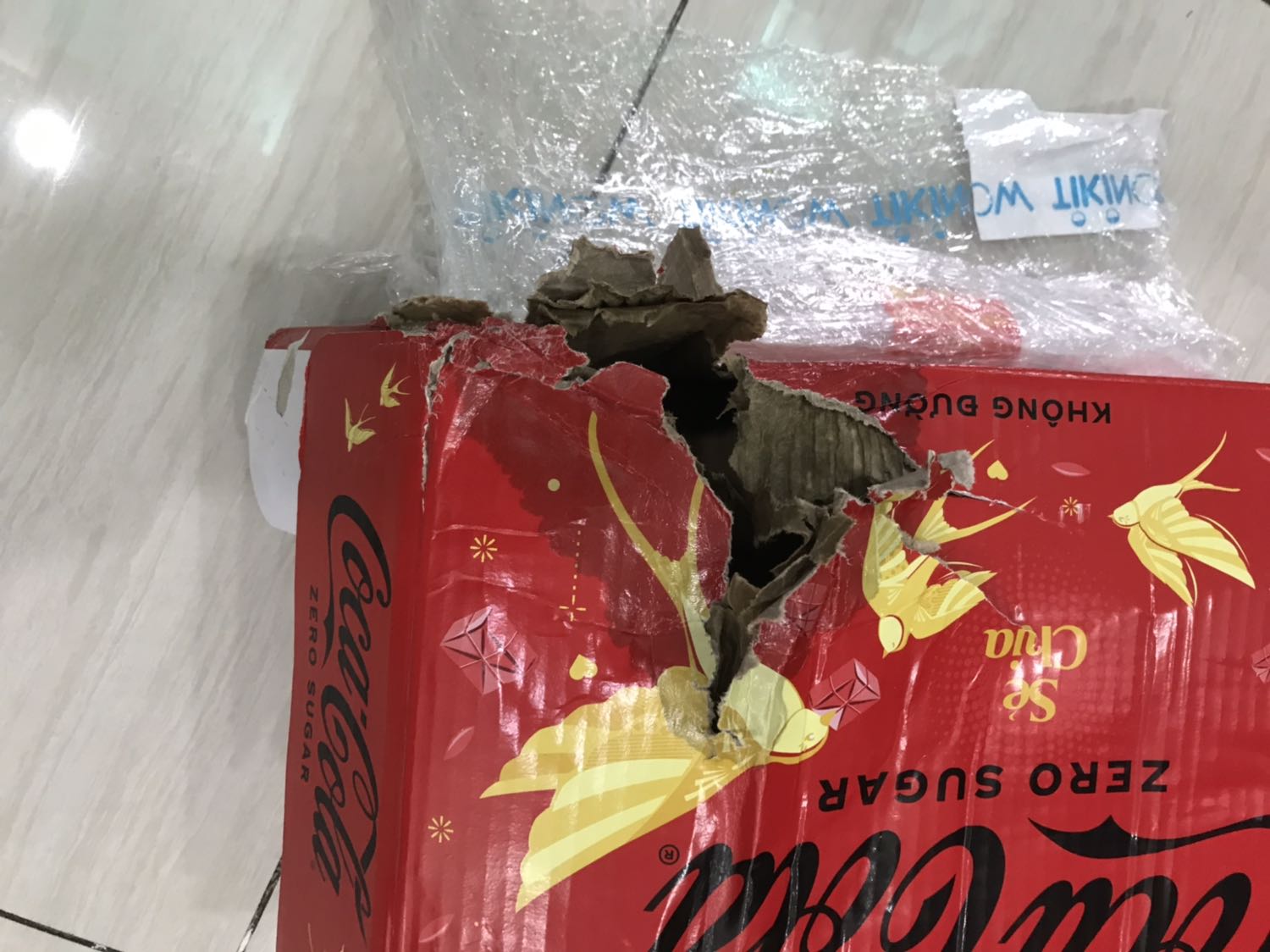 Sản phẩm móp mó, hư hỏng - thùng 24 *** có 7 *** móp mó, 1 *** bị chảy nước. Thùng bị ướt.