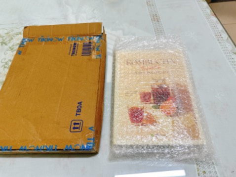 Đóng gói kỹ càng nhưng bìa sách có vài chỗ bẩn, giấy hơi mỏng so với mình kỳ vọng!