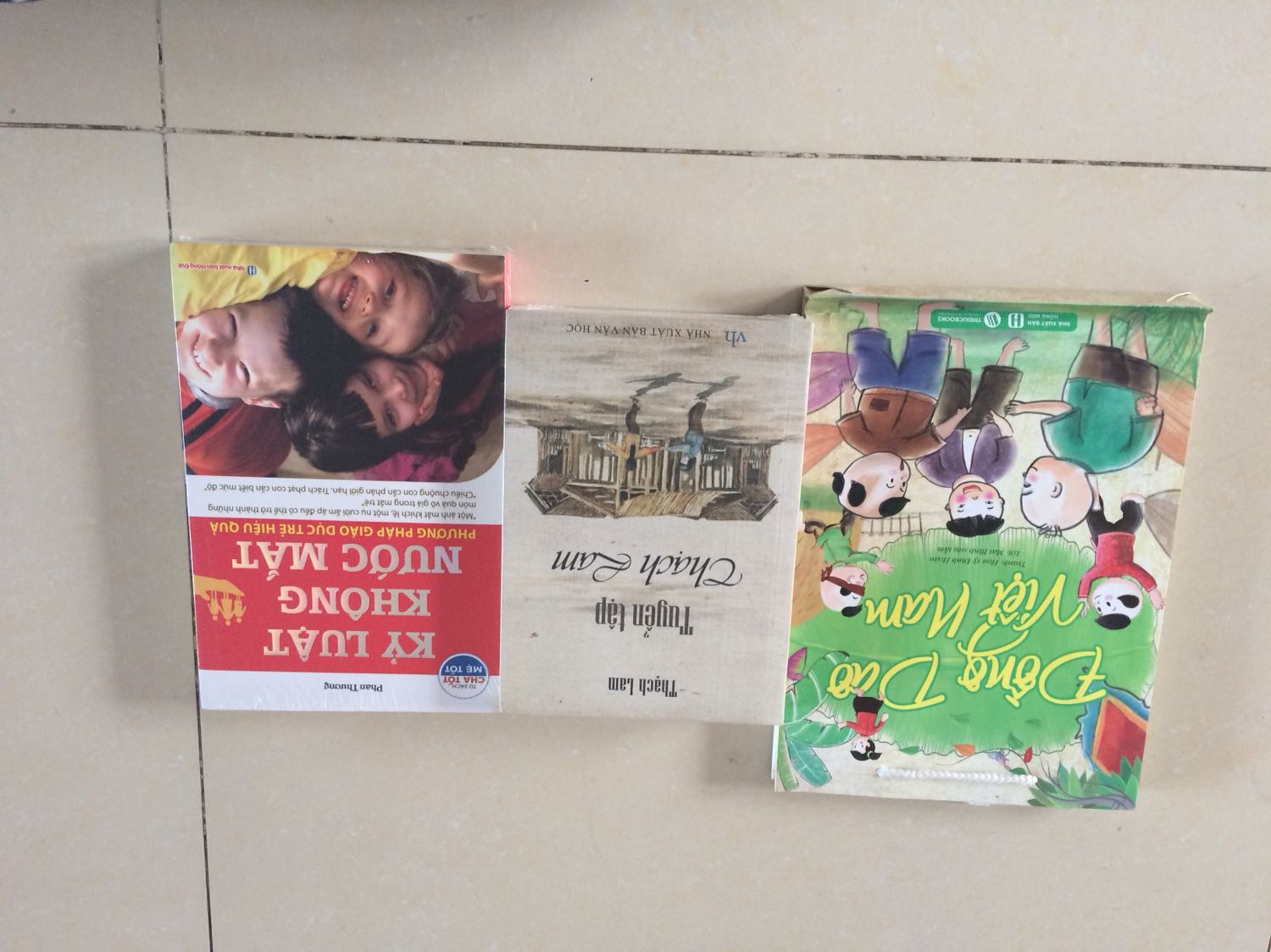 Sách bao bọc cẩn thận tuy nhiên chất lượng giấy hơi xấu xíu nhưng không sao, vẫn rất thích. Cuốn sách hay cho các bậc cha mẹ. Tks Tiki nhiều nhiều