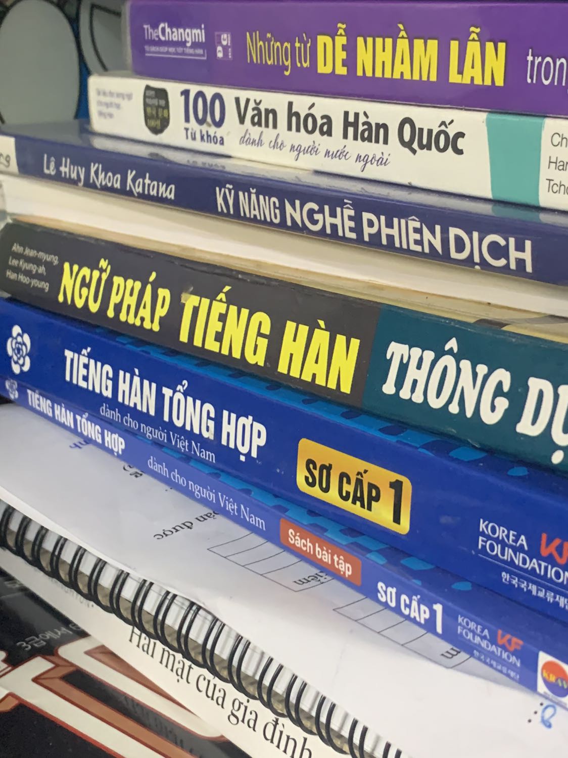 Bạn nào học sơ cấp thì nên mua cả bộ và sách bài tập giải, dễ hiểu lắm.